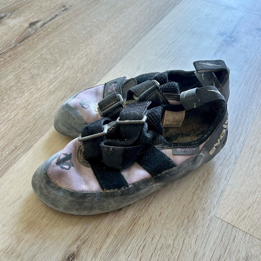 Evolv Eco-Trax USA Woman’s Rock Climbing shoes Size 6.5 Purple Black VTR 3D